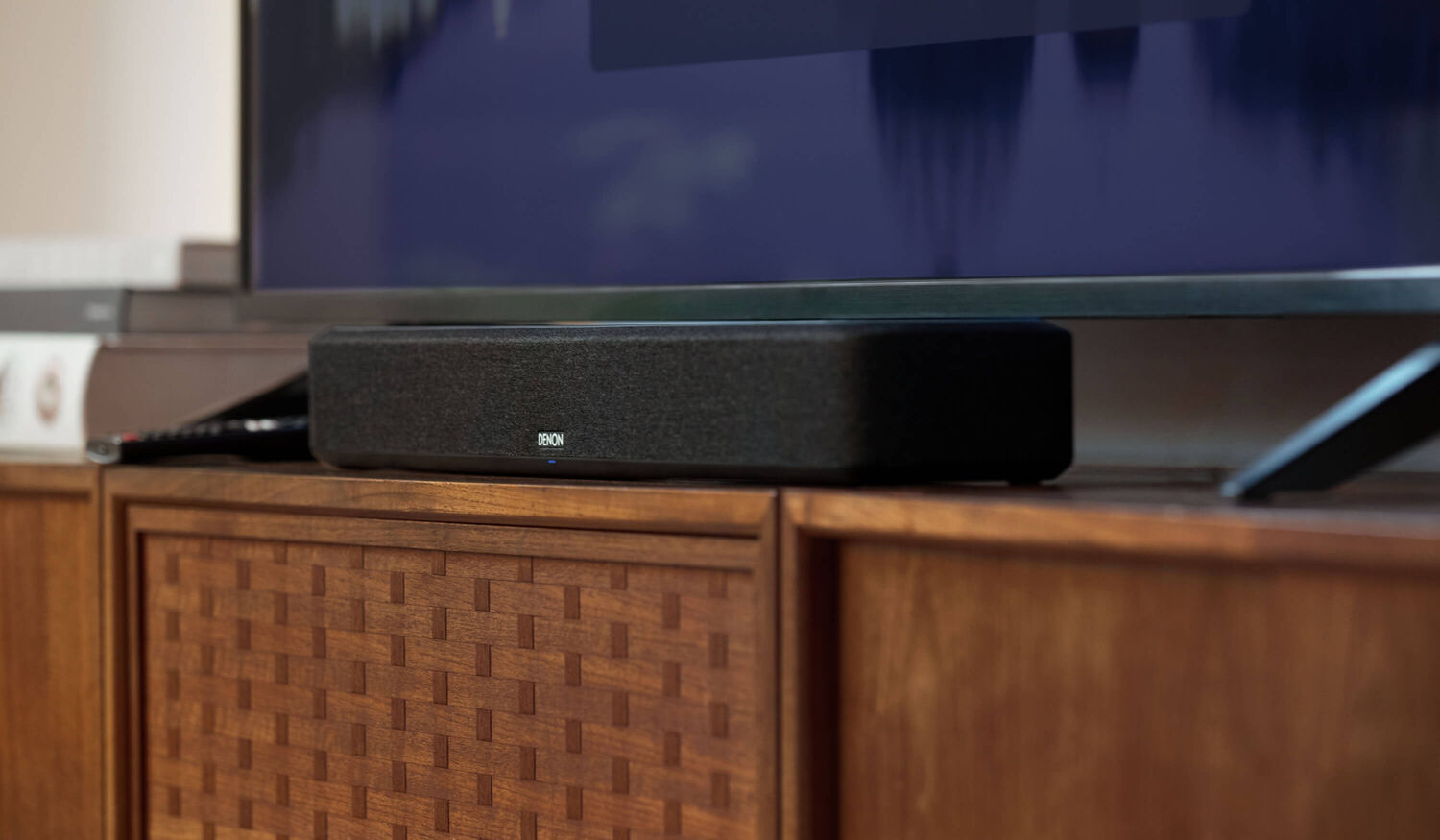 Denon Home Sound Bar 550 under a TV