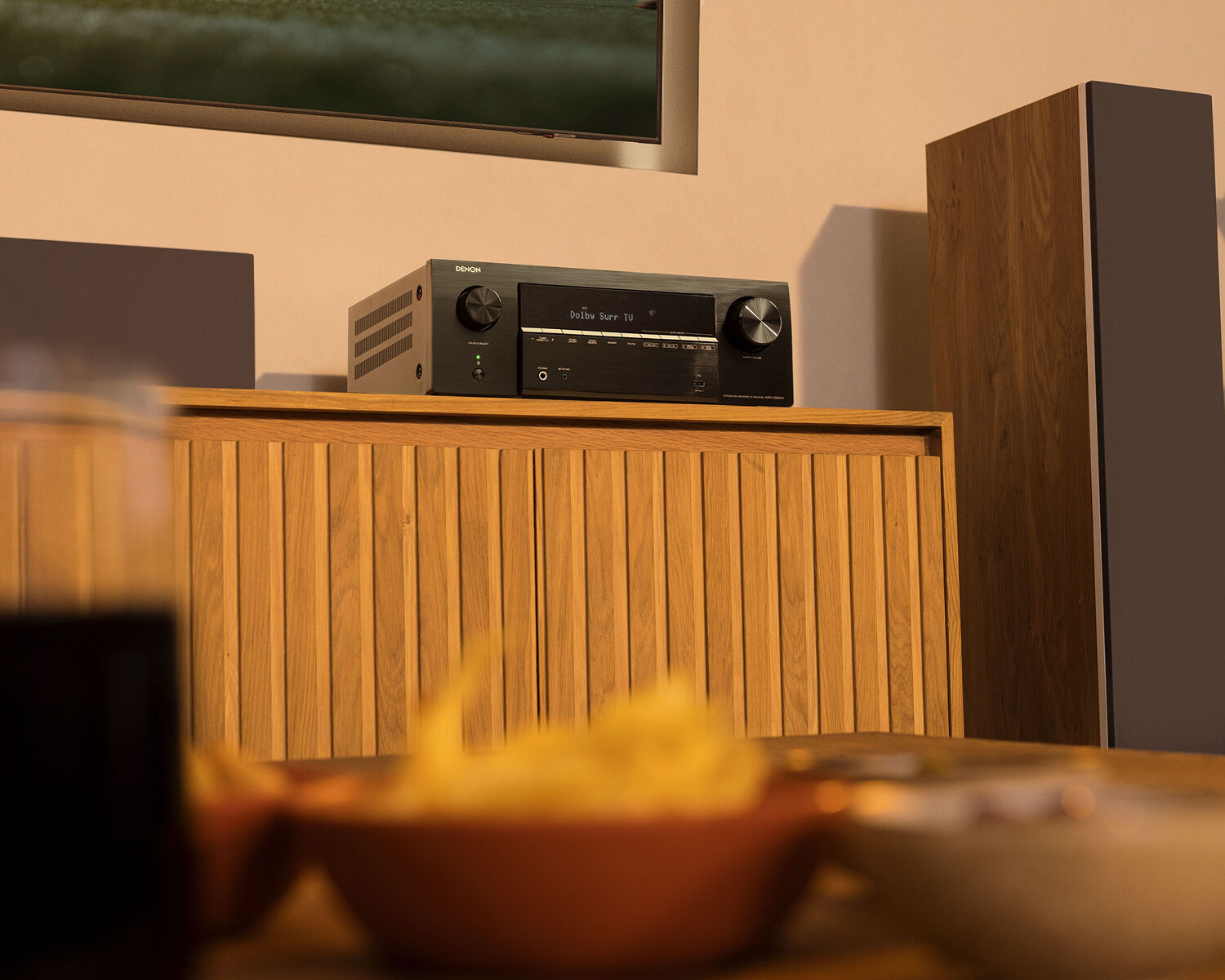 Denon AVR-X2900H en living de diseño moderno